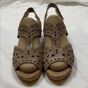 Earth Women's Tan Cutout Sandals size 8 blush rose gold glittery sparkle